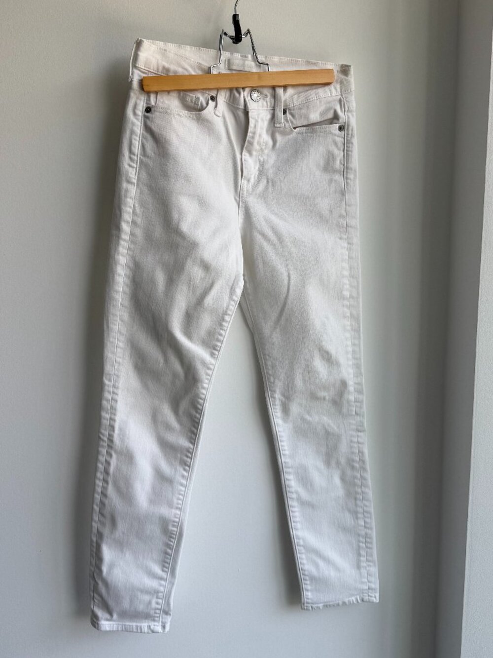 Uniqlo White Skinny Straight Jeans - High Rise - Size 23